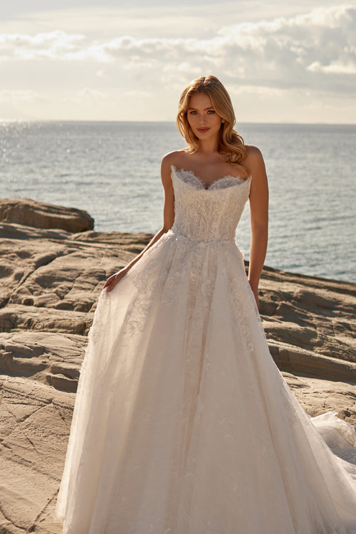 Galeri görünümünde 1 numaralı görseli yükle. Straplez Çift Yaka Detaylı Komple Dantel Üstüne Çiçek İşlemeli Helen Gelinlik - 23AP040