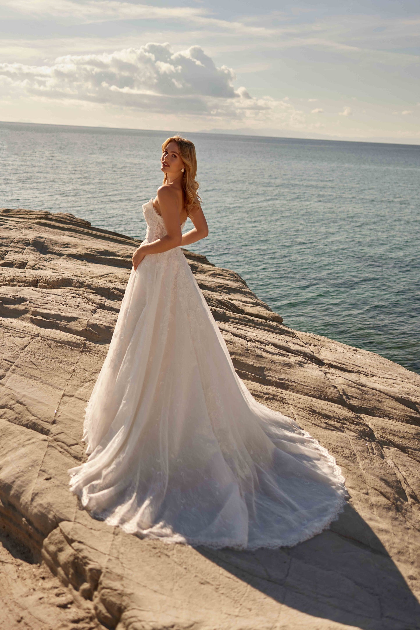 Straplez Çift Yaka Detaylı Komple Dantel Üstüne Çiçek İşlemeli Helen Gelinlik - 23AP040