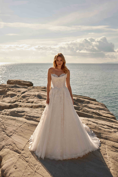 Galeri görünümünde 1 numaralı görseli yükle. Straplez Çift Yaka Detaylı Komple Dantel Üstüne Çiçek İşlemeli Helen Gelinlik - 23AP040