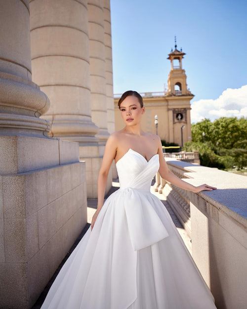 Galeri görünümünde 1 numaralı görseli yükle. Straplez Drapeli ve Belden Fiyonklu Saten Prenses Gelinlik - 9245