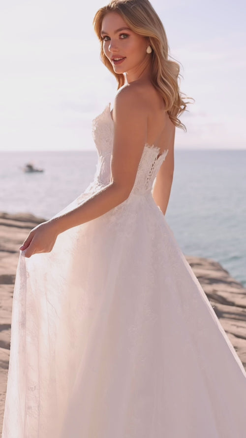 Galeri görünümünde 1 numaralı görseli yükle. Straplez Çift Yaka Detaylı Komple Dantel Üstüne Çiçek İşlemeli Helen Gelinlik - 23AP040